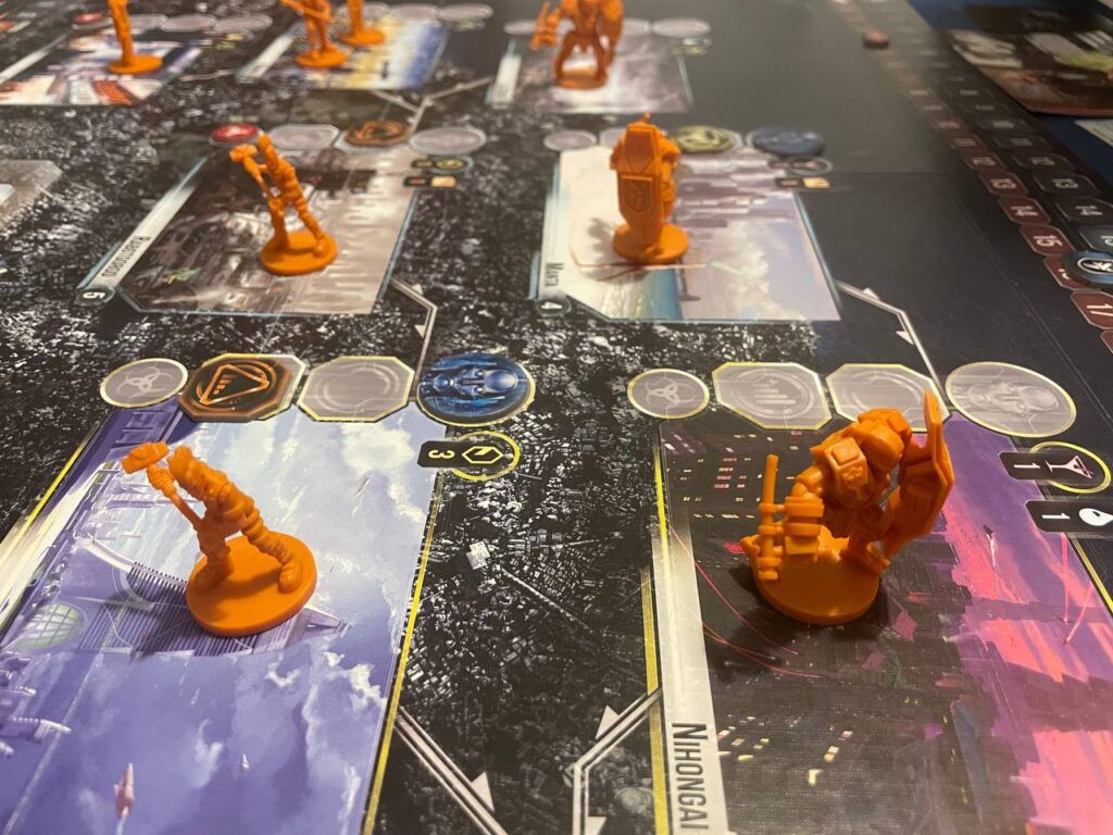 miniaturas naranja sobre tablero de juego de mesa en leganes